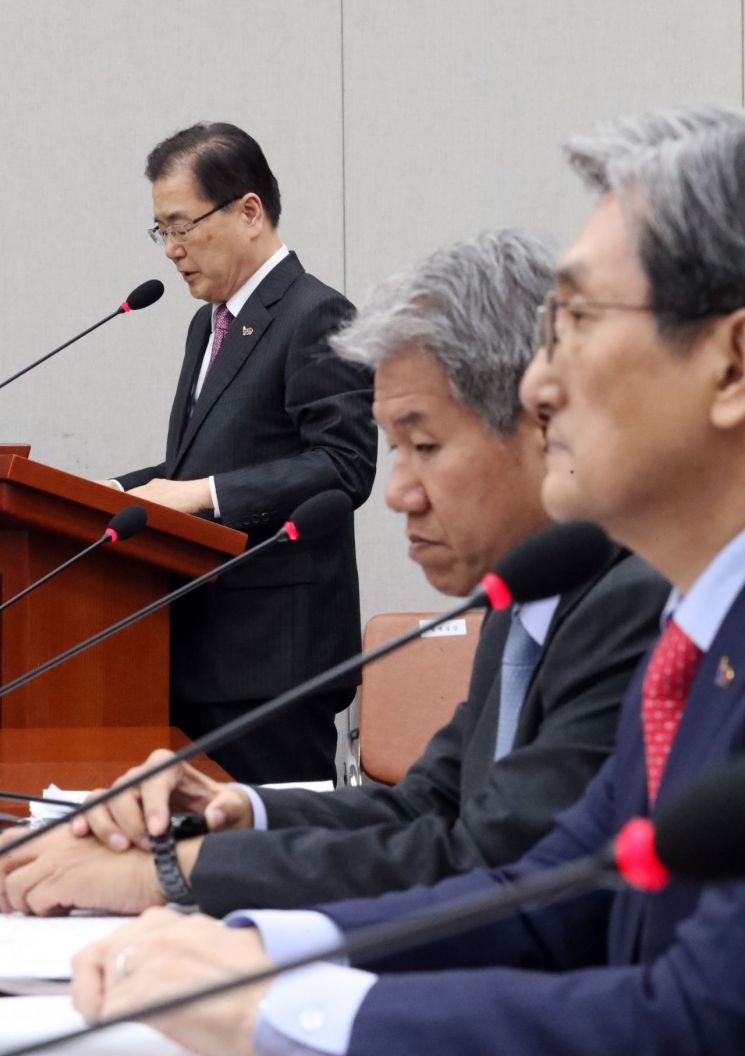 산불로 국민 사망할때까지..."질문해야 한다"며 안보실장 붙잡은 한국당