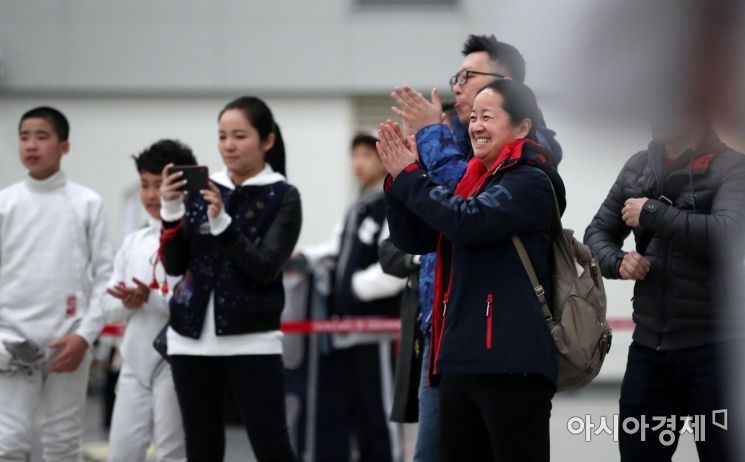 [포토] 응원하는 중국인 학부모