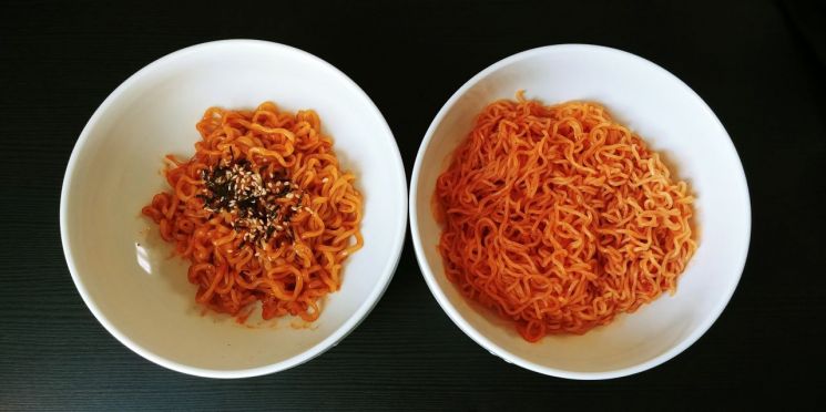 [신상 뜯어보기]지옥의 매운맛 대결 '핵불닭볶음면 미니' vs '괄도네넴띤'