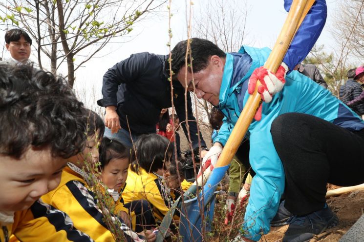 [이사람]박준희 관악구청장 , 식목일 맞아 산수유 등 나무심어 