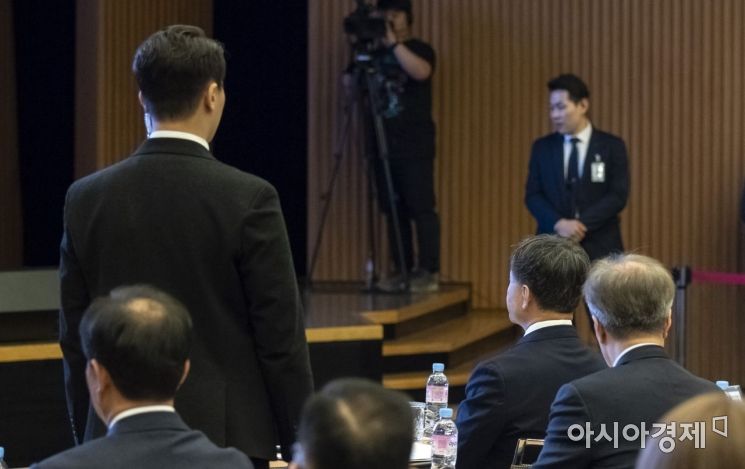 [포토]경호 받는 박능후 복지부 장관