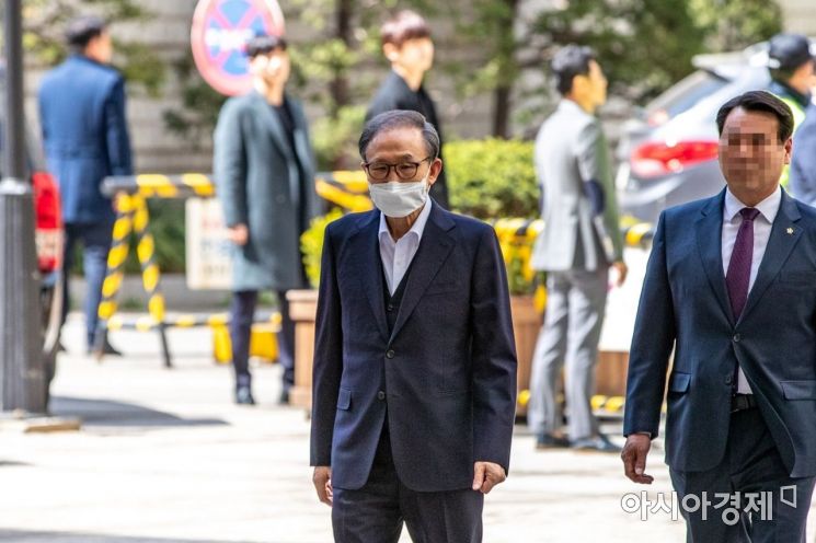 [포토]법정으로 이동하는 이명박 전 대통령