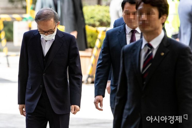 [포토]서울고등법원 도착한 이명박 전 대통령