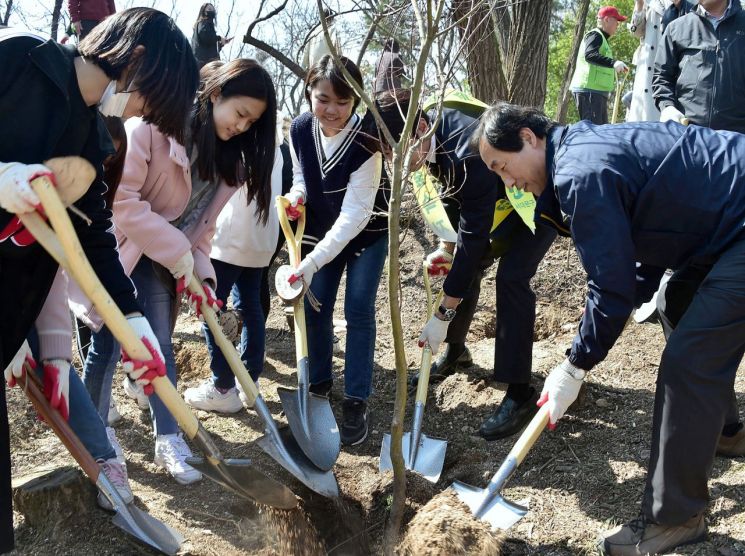 올해 4월 홍은동 북한산 자락에서 열린 식목행사 모습.