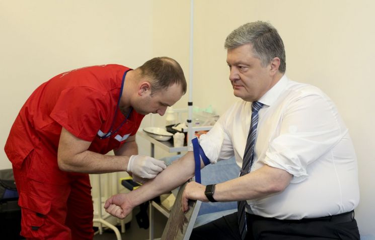 알코올, 마약중독 검사를 받고 있는 페트로 포로셴코 우크라이나 현 대통령 [이미지출처=AP연합뉴스]