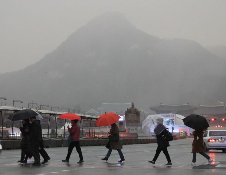 비가 내린 지난달 15일 오후 서울 광화문역 인근에서 시민들이 길을 건너고 있다.  / 사진=연합뉴스