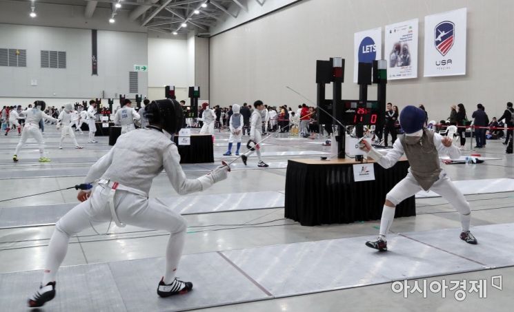 [포토] 국제펜싱연맹전 2일차 경기하는 참가자들