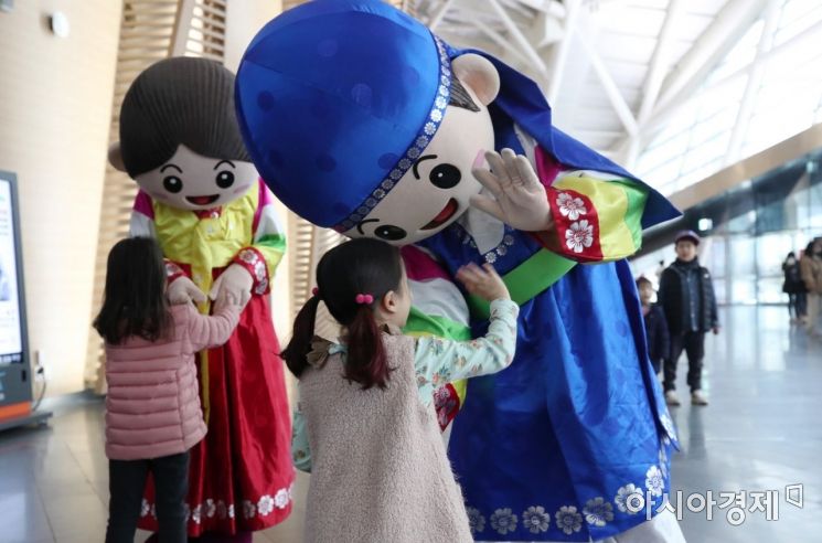 [포토] '인기 만점' 한국관광 마스코트 초롱이-색동이