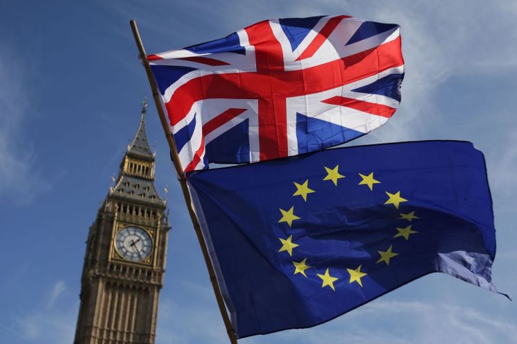 지난 2017년 3월 영국 런던 의사당의 시계탑 '빅 벤'을 배경으로 영국 국기와 유럽연합(EU)기가 휘날리는 모습. (이미지 출처=AFP연합뉴스)