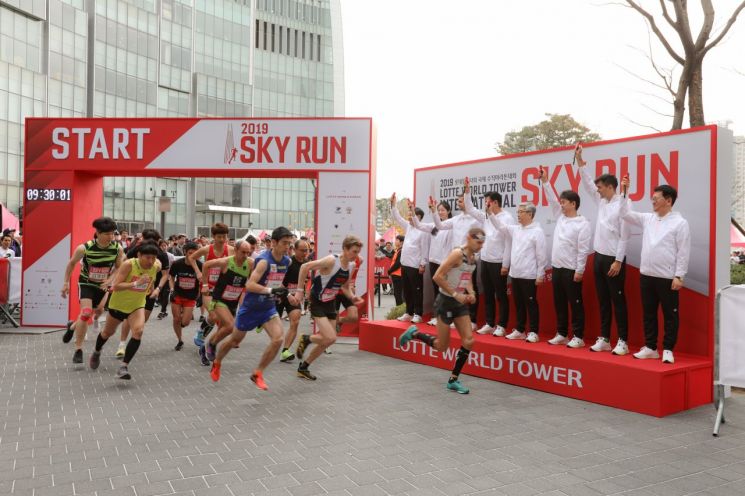 롯데월드타워, 국제 수직마라톤 대회 '2019 스카이런' 개최