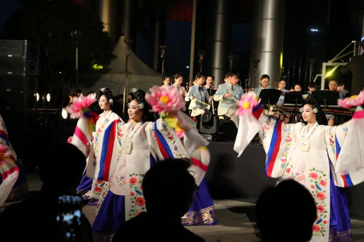 5일 저녁 ‘금천하모니벚꽃축제’ 오프닝 무대로 국립전통예술고등학교 학생들이 한국무용을 선보이고 있다.