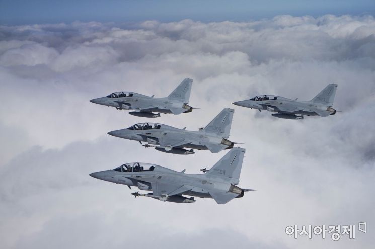 공군 8전투비행단 소속 FA-50 전투기들이 대한민국 영공방위 임무를 수행하기 위해 훈련 비행하고 있다. (사진=대한민국 공군)
