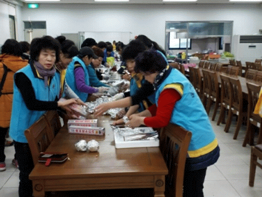 지난 5일 고성군재향군인회여성회 회원들이 고성 아야진초등학교에 마련된 대피소에서 이재민들의 식사를 위해 김밥을 만들고 있다. (사진=대한민국재향군인회)