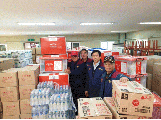 지난 5일 고성향군회원들이 고성 아야진초등학교에 마련된 긴급대피소에서 재해구호협회가 전달한 구호품을 분류한 뒤 전달할 준비를 하고 있다. (사진=대한민국재향군인회)