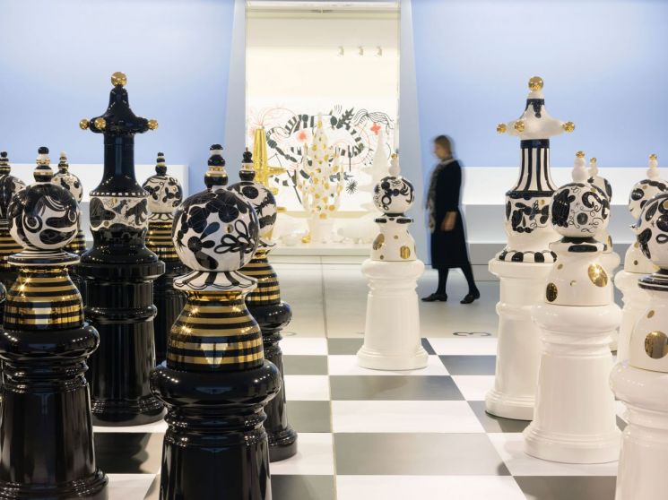 The Tournament, 2009, Ceramics & wood, Courtesy of the Groninger Museum, NL