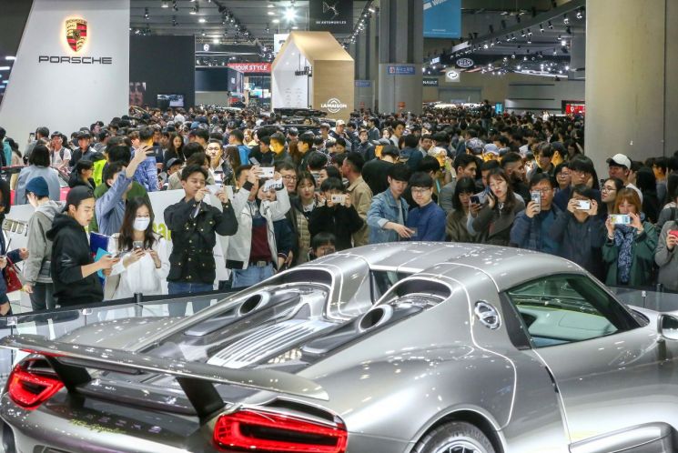 지난달 29일부터 이달 7일까지 개최된 2019 서울모터쇼에 총 63만여명의 관람객들이 모였다. 사진은 관람객들이 부스에서 신차를 둘러보고 있는 사진./사진=서울모터쇼 조직위원회