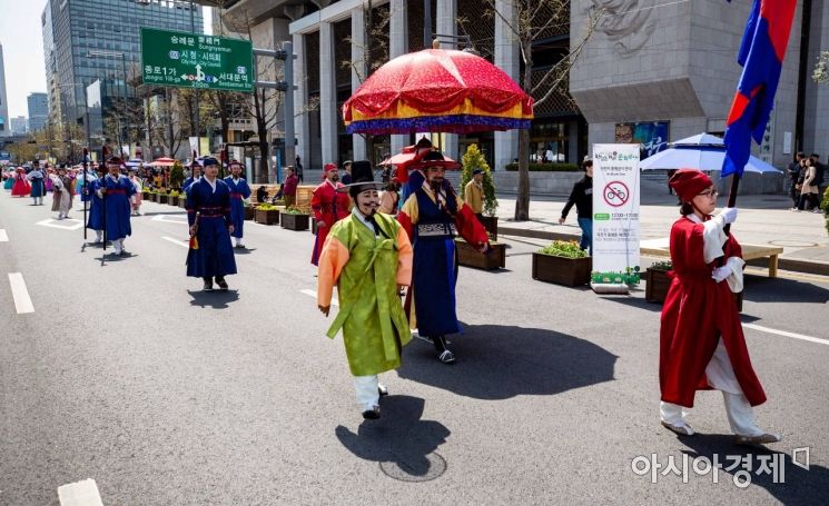 [포토] 차없는 거리 퍼레이드