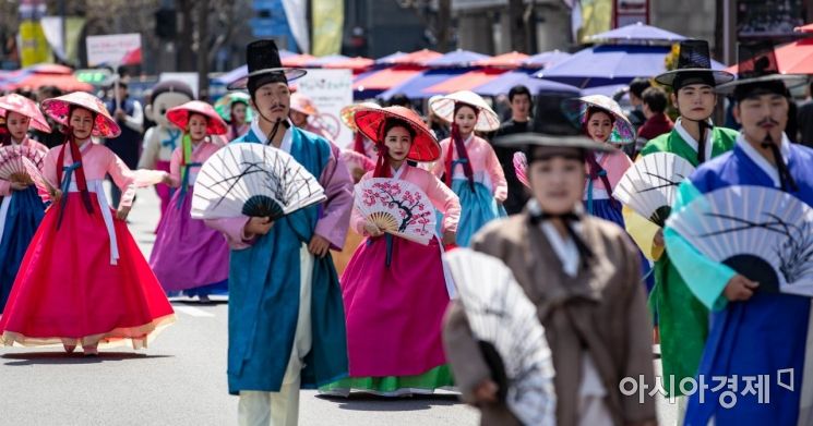 [포토]형형색색 거리 퍼레이드