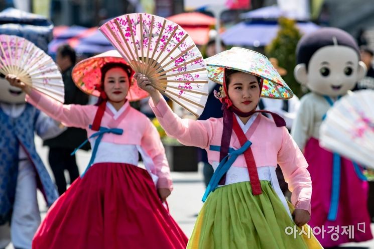[포토]손 안에 활짝 핀 봄