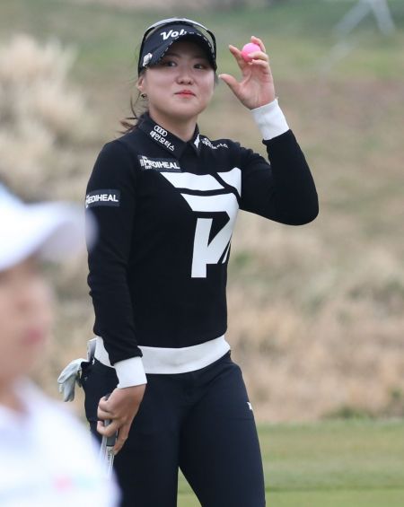 조아연이 롯데렌터카여자오픈 최종일 18번홀에서 버디를 잡아낸 뒤 환하게 웃고 있다. 사진=KLPGA