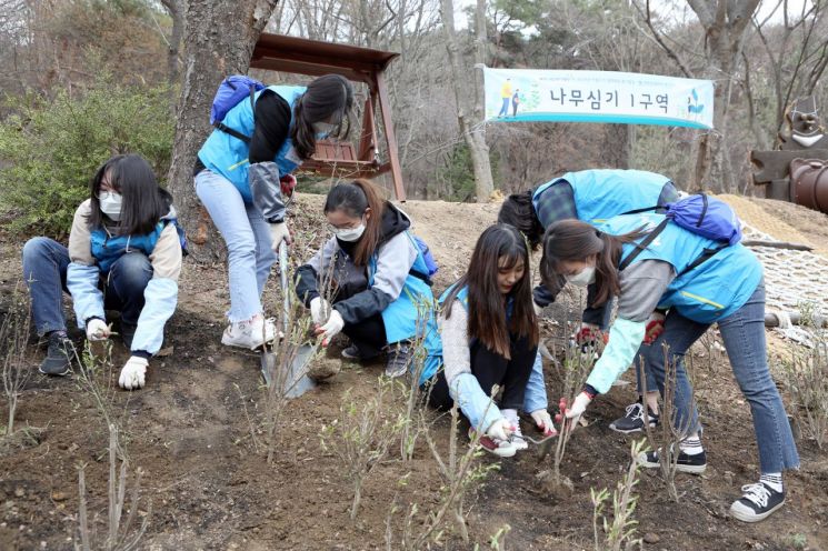 KT&G 복지재단, 북한산 국립공원에 7년째 나무심기 봉사