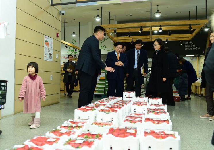 유두석 장성군수가 담당 공직자와 푸드플랜 준비를 위한 선진지견학을 하고 있는 모습. 사진=장성군