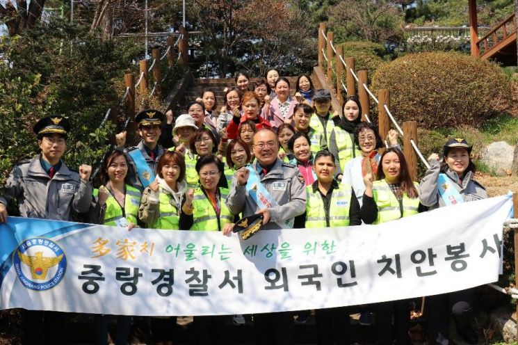 서울중랑경찰서, 이주 여성들과 외국인 밀집지역 합동순찰 실시