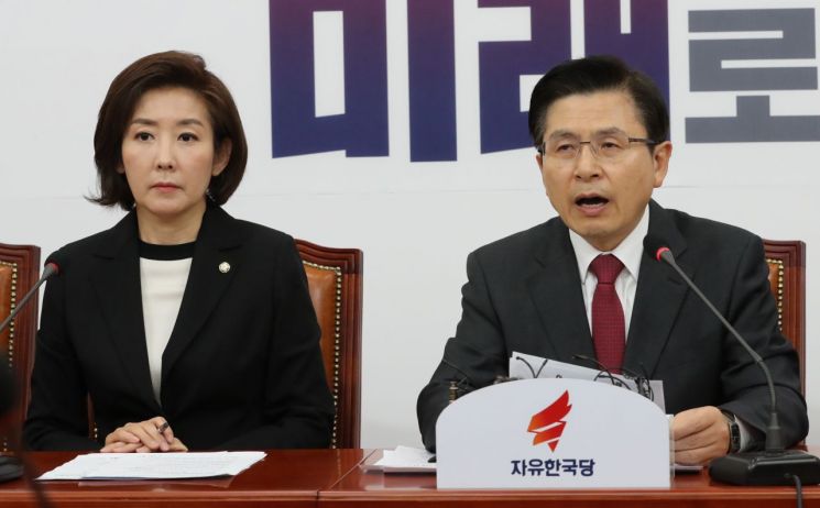 한국당, 새 윤리위원장 선임…黃 "5·18 징계 원칙대로"