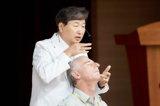 신준식 척추신경추나의학회 명예회장이 '2019 세계수기근골의학연합회 서울 컨퍼런스'에서 추나요법을 주제로 강연을 진행하고 있다.