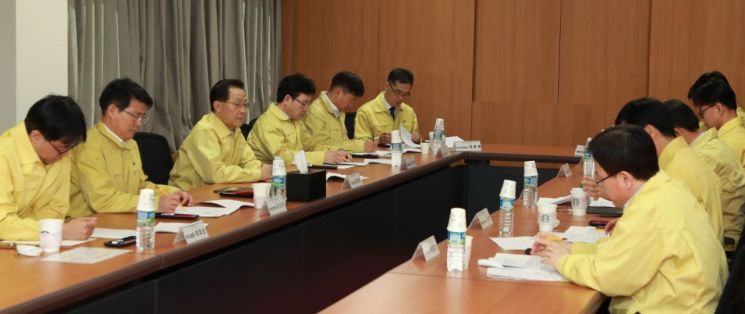 윤대희 신용보증기금 이사장(왼쪽에서 세번째)이 8일 신보 속초인재개발원에서 '강원 산불 피해 중소기업 지원 현장대책회의'를 개최해 기업들의 피해상황을 파악하고 효과적인 지원방안에 대해 논의하고 있다.