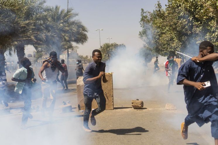 수단서 사흘째 대규모 반정부 시위 지속…"바시르 대통령 퇴진"