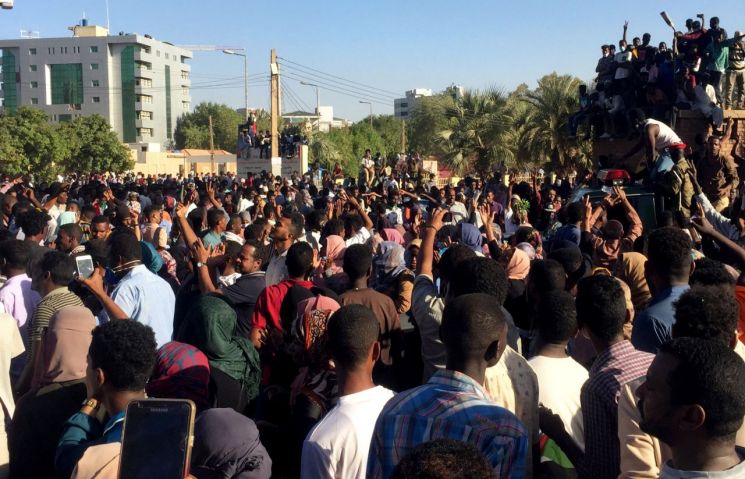 수단서 사흘째 대규모 반정부 시위 지속…"바시르 대통령 퇴진"