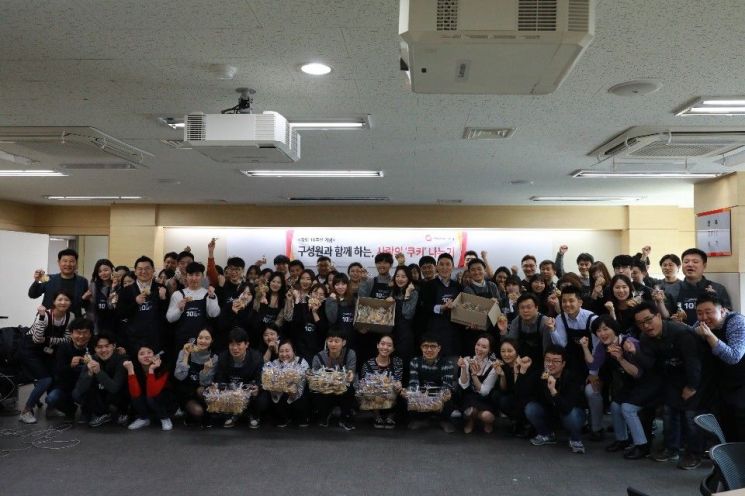 지난 4일 서울 성동구 성수동에서 진행된 첫 번째 봉사활동에 참가한 80명의 임직원이 기념촬영을 하고 있다. 사진=피에스앤마케팅 제공