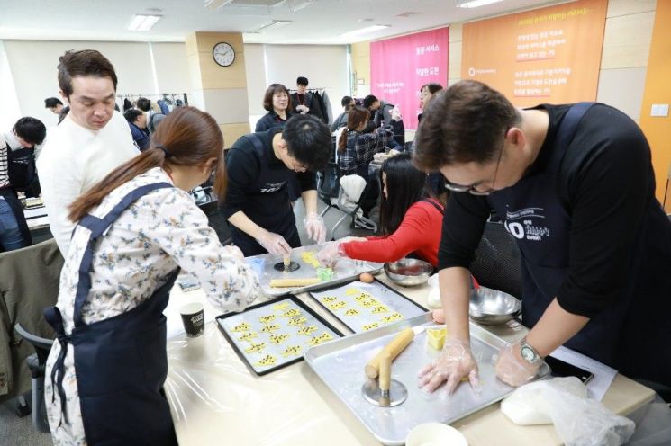 지난 4일 서울 성동구 성수동에서 진행된 첫 번째 봉사활동에는 80명의 임직원이 참여해 지역 아동센터에 기부할 쿠키를 만들었다. 사진=피에스앤마케팅 제공