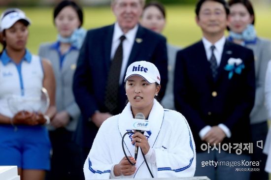 고진영이 ANA인스퍼레이션 최종일 우승 직후 호수에 뛰어드는 세리머리를 한 뒤 소감을 말하고 있다. 란초미라지(美 캘리포니아주)=Getty images/멀티비츠