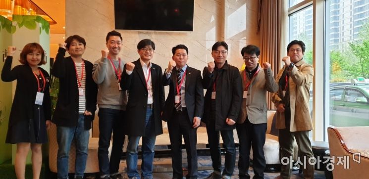 8일 허난성 정저우에서 열린 한중 청년기업가포럼에 참석한 한국 기업인들이 화이팅을 외치고 있다.