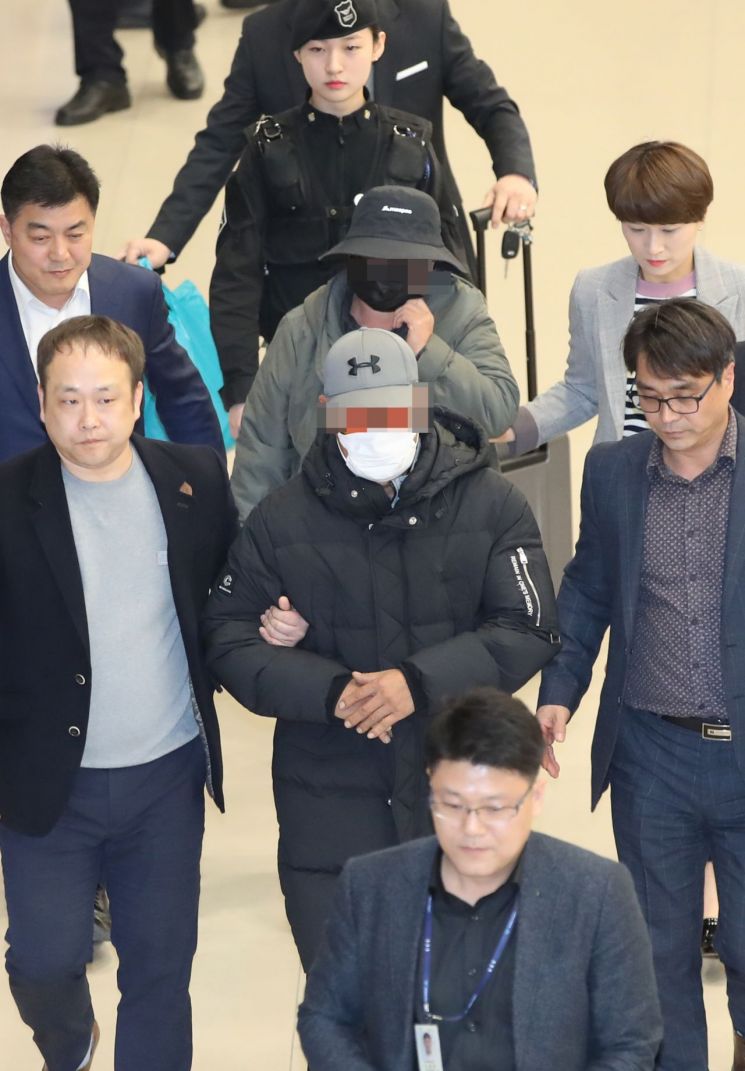 거액의 '빚투'(나도 떼였다) 논란을 촉발한 래퍼 마이크로닷(본명 신재호·25) 부모 신모 씨 부부가 8일 오후 인천국제공항을 통해 귀국한 뒤 경찰에 체포돼 공항을 빠져나가고 있다. [이미지출처=연합뉴스]
