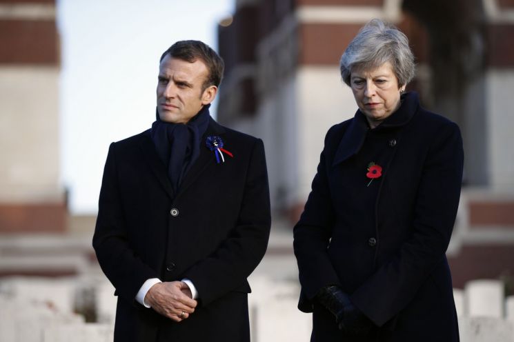 에마뉘엘 마크롱(왼쪽) 프랑스 대통령과 테리사 메이 영국 총리 [이미지출처=연합뉴스]