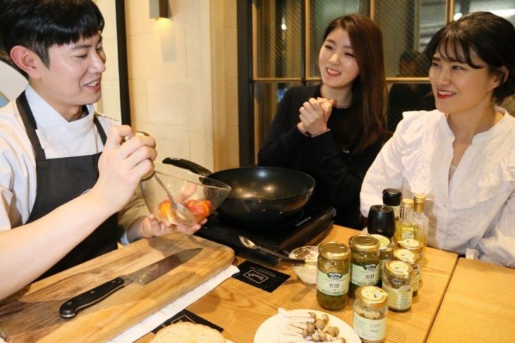 "나도 화사처럼 트러플 오일로 요리"…백화점 트러플 판매 28%↑