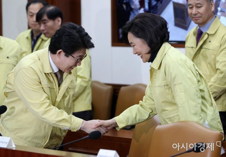 [포토] 참석자들과 인사하는 박영선 장관