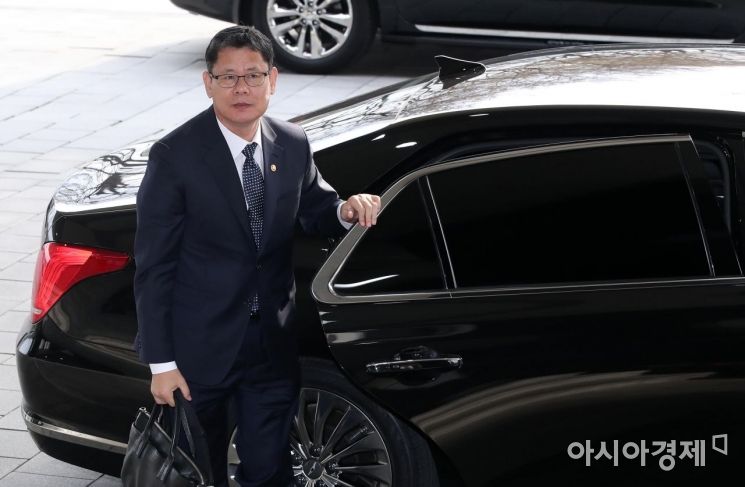 [포토] 첫 출근하는 김연철 통일부 장관