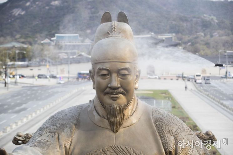 [포토]미세먼지 씻겨지는 세종대왕상
