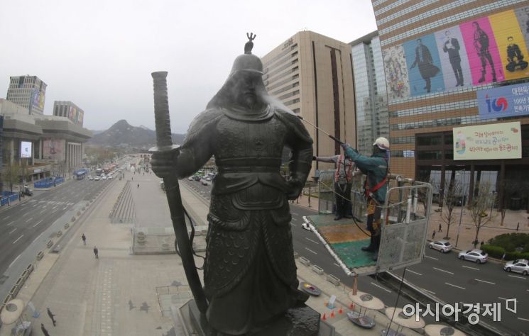 9일 오전 광화문광장 세종대왕·이순신장군 동상 물청소