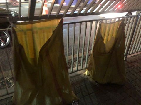 8일 곳곳에 쓰레기자루가 설치돼 있지만 무용지물이다. / 윤신원 기자 i_dentity@