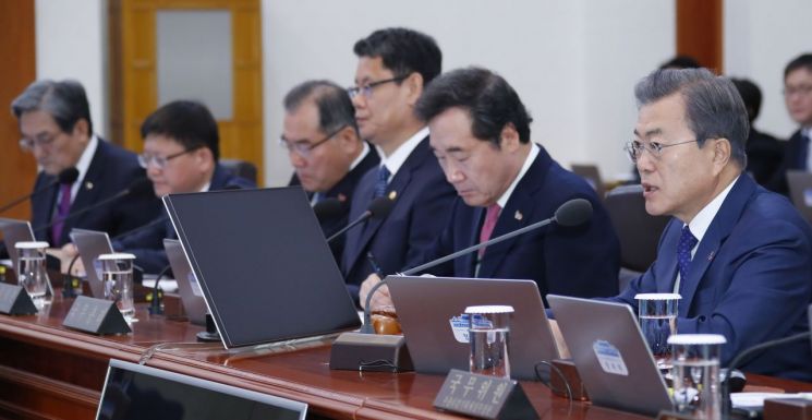 문재인 대통령이 9일 오전 청와대에서 국무회의를 주재하고 있다. [이미지출처=연합뉴스]