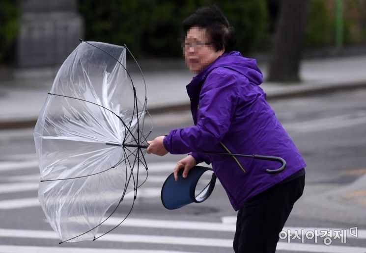 [포토] 돌풍에 뒤집어진 우산