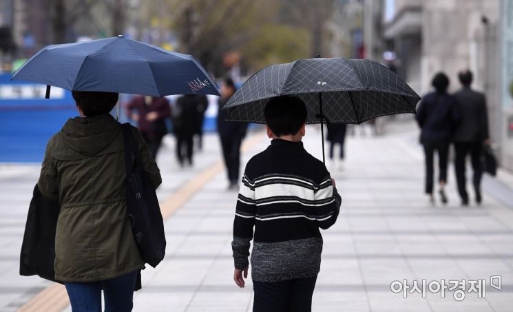 [포토] 퇴근길 비예보, '우산 챙기세요'