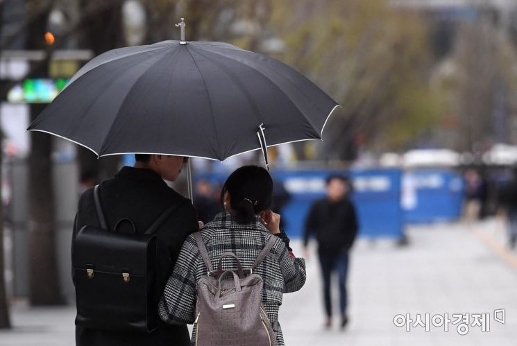 [포토] '퇴근길 우산 챙기세요'