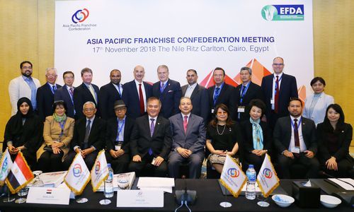 정현식 한국프랜차이즈산업협회 수석부회장(뒷줄 왼쪽에서 두 번째)이 2018 APFC 총회에 참석한 회원국 대표들과 기념촬영을 하고 있는 모습.
