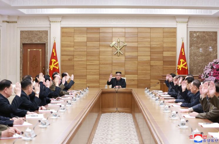 북한 노동당 중앙위원회 정치국 확대회의가 9일 당중앙위원회 본부청사에서 진행됐다고 조선중앙통신이 10일 보도했다.